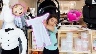 ELLE PICKS OUT HER LITTLE SISTERS FIRST OUTFIT!!! (SUPER CUTE)