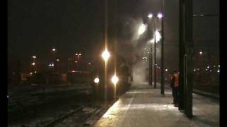 preview picture of video '(HQ)PKP-OL49-59 arrives Poznan Station early morning Steam train 04/02/09'