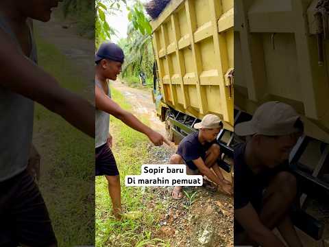 A young driver got angry 😱 carrying a palm oil cargo that collapsed due to taking the wrong route...