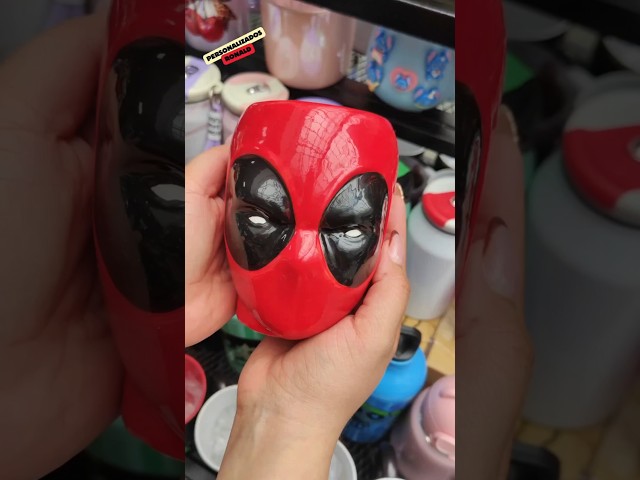 Vídeo relacionado con Elbenwald taza en diseño 3D para fans de Deadpool - diseño cara - 7 x 11 x 13 cm - 420 ml - cerámica - rojo
