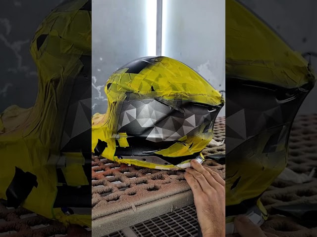 Vídeo relacionado con Personalización del casco de la motocicleta con la decoración de cresta de gallo para un estilo único (naranja)