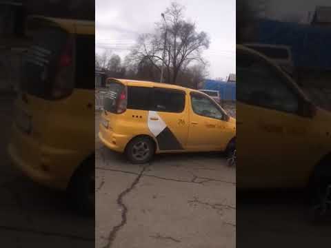 Инвалид на коляске с ножом атаковал автомобиль такси