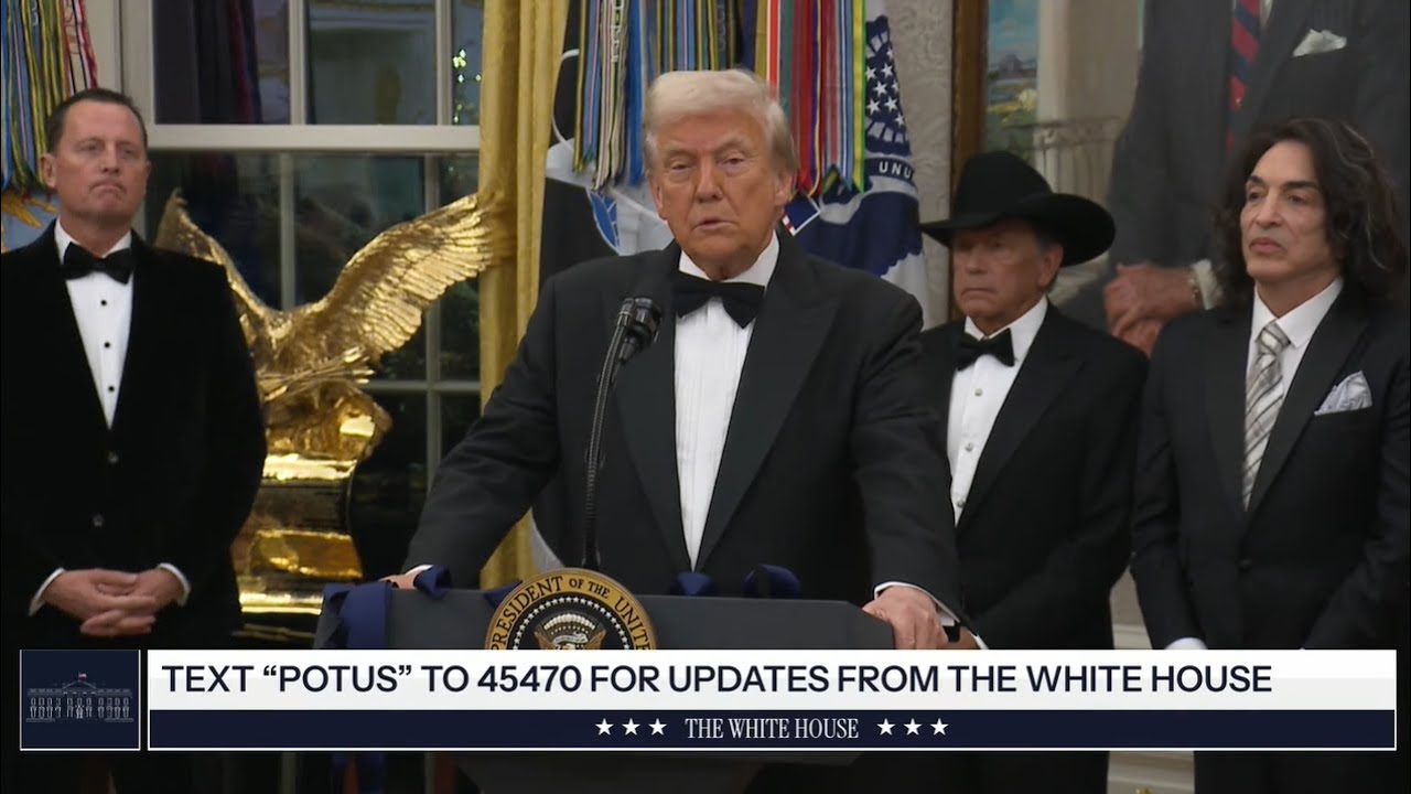 El Presidente Trump entrega la Medalla de Honor del Kennedy Center 2025 desde la Casa Blanca