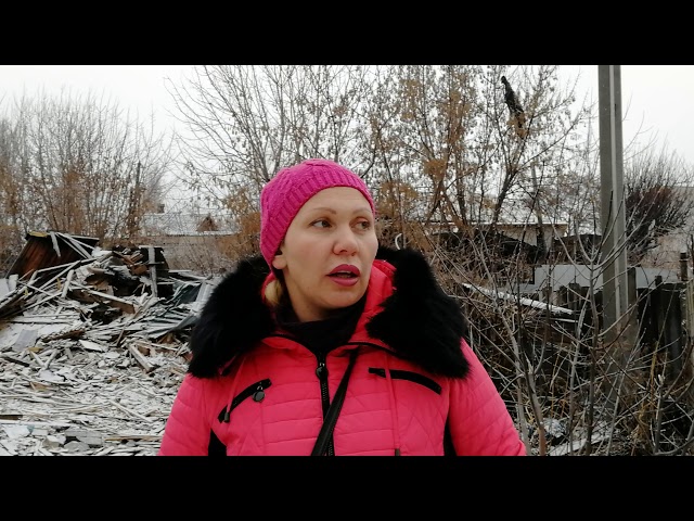 Пока семья гостила у родителей, их дом снесли. Супруги с детьми остались на улице без вещей и документов, они винят строительную компанию