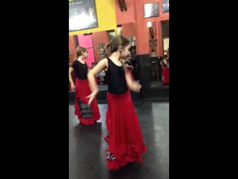 Paula bailando flamenco