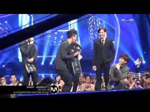 Mino singing high notes in Empty performance (encore part)