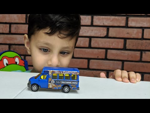 Wali Dimainkan dengan Blue GMC School Bus Matchbox Toy Cars Video