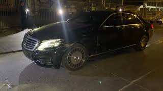 រថយន្តស៊េរីទំនេីប​ Mercedes ពណ៌​ ស​ ស្លាកលេខ ភ្នំពេញ​ 2BC 6995 បុ  ក គ្នាជាមួយរថយន្ត​ Mercedes ពណ៌​