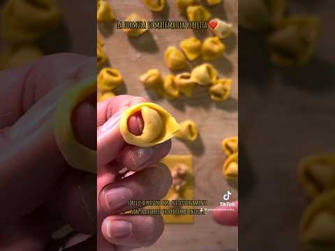 Tortellini in brodo - ricetta di NONNA NOVELLA per il tuo PRANZO DI NATALE 🎄 #shorts
