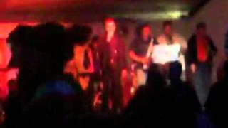 la retro banda-cruz del eje