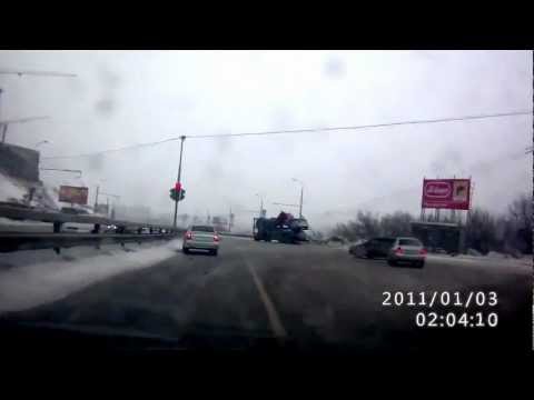 Ciężarówka wpada w poślizg