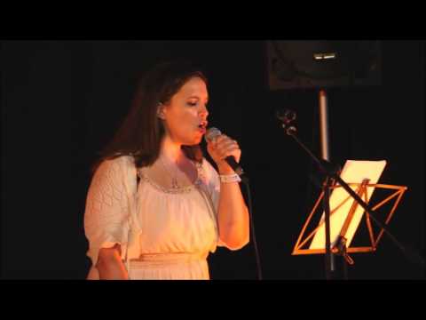 Sandra Costa canta 