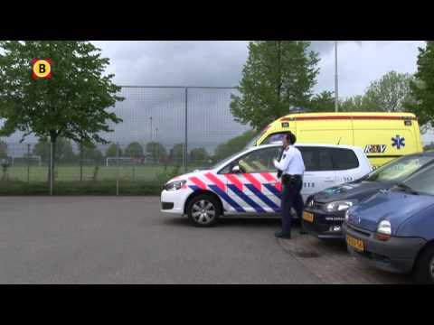 Scheidsrechter tegen de grond bij kampioenswedstrijd Haarsteeg