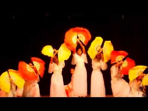 Beautiful Chinese Fan Dance !