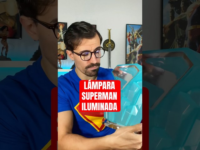 Vídeo relacionado con Paladone DC Comics Superman Fortress of Solitude Taza de cerámica de 650 ml con licencia oficial, tamaño grande para té, chocolate caliente y más, regalo para fans de los superhéroes
