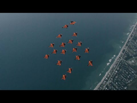 Потрясающий полет экстремалов в вингсьютах