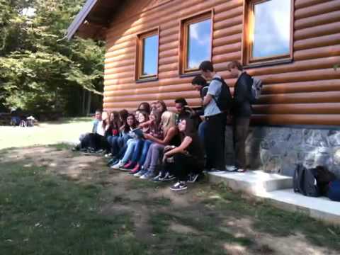 Gimnazijalci iz Karlovca pjevaju