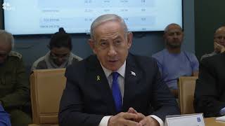 ראש הממשלה נתניהו הגיע לחדר מצב של משרד החוץ כדי לנהל ולעקוב מקרוב אחר ההתפתחויות (עדכוני משרד ראש הממשלה) - התמונה מוצגת ישירות מתוך אתר האינטרנט יוטיוב. זכויות היוצרים בתמונה שייכות ליוצרה. קישור קרדיט למקור התוכן נמצא בתוך דף הסרטון