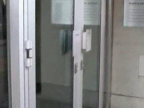 Trailer de Sete lixeiras e um cadáver (2007)
