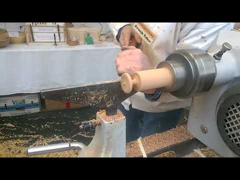 RUNDKUNST - Speed drechseln, der Wetten - dass Kreisel. Woodturning very fast.