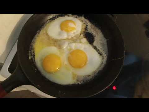 MongoTV_6072 - Mongo Madskole - RUGBRØD Med SPEJLÆG - TOMAT - MAJONAISE - RISTET LØG - SALT - PEBER