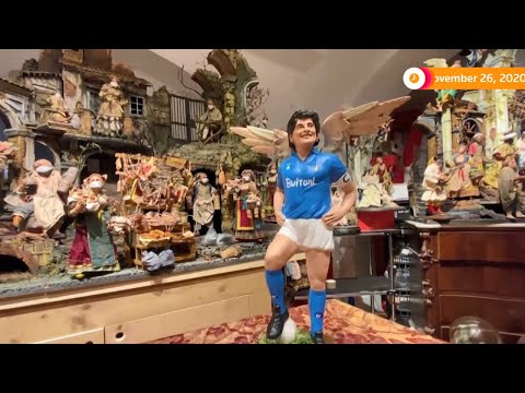 馬拉多納在那不勒斯被工匠送上天使之翼 (Maradona given angel wings by craftsman in Naples)