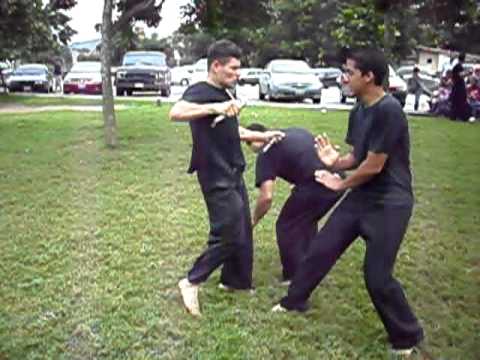 tec l combat gun: situacion de atraco 2 agresores : sensei luis valero tecnica: yubi osae