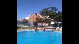 videos de risa  slacklining sobre la piscina