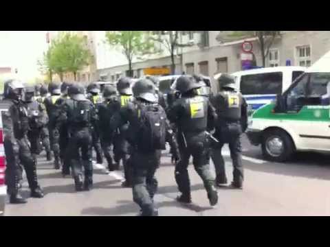1. Mai 2013 in Berlin - Polizei marschiert in der Deulstraße auf