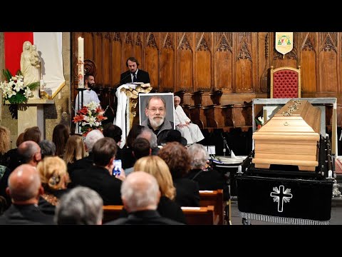 Beerdigung von Klaus Otto Nagorsnik: Rickel, Klussmann und viele Kollegen nehmen traurig Abschied.