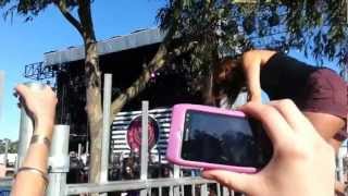 GIRL WEDGIES HERSELF JUMPING A FENCE, BLINK 182 MELBOURNE SOUNDWAVE 2013