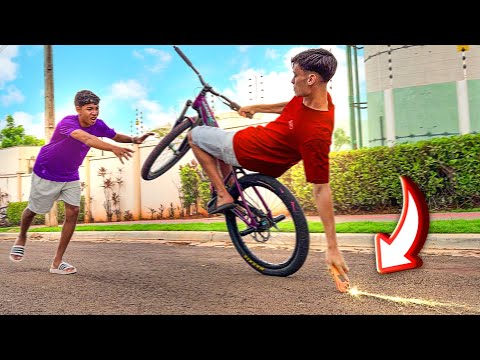 Raspei O IPhone 17 Pro Max do Nick no Chão Mandando Manobra de Bike