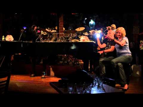 download lagu mp3 mp4 Shout House, download lagu Shout House gratis, unduh video klip Shout House