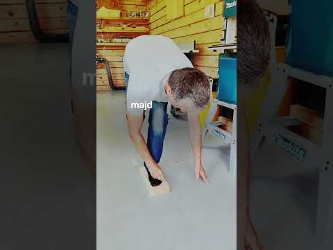 Egy férfi saját kezűleg készített műlábat — kevesebb mint 100 dollárból.