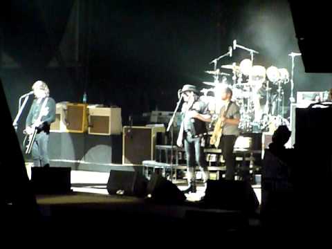 Foo Fighters ft. Lemmy - Shake Your Blood (live Berlin 2011)