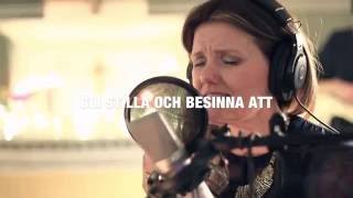 BLI STILLA (textvideo) - svensk lovsång med Josefina Gniste & Alfred Nygren (skivan 