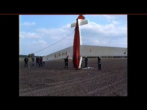 (UIT DE OUDE DOOS) Noodlanding motorzweefvliegtuig Hasseler Es Hengelo 05-05-1993