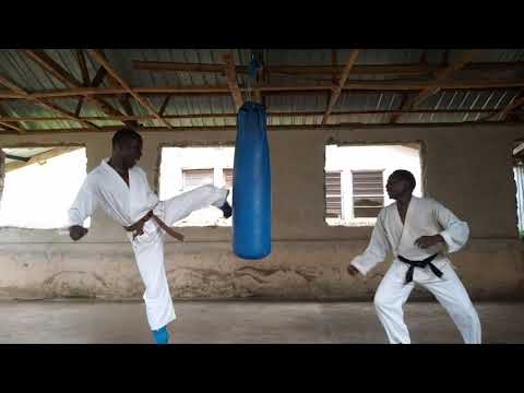 Fun times with a heavy 50kg sand bag (shotokan karate explosion💥 enjoy the bag)