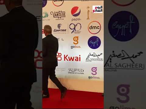 صبري فواز على السجادة الحمراء في افتتاح مهرجان القاهرة السينمائي