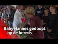 De acht weken oude Hannes wordt gedoopt tijdens de zondagsmis op de kermis in Roosendaal.