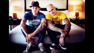 Good Charlotte -Acquiesce (Live Acoustic )