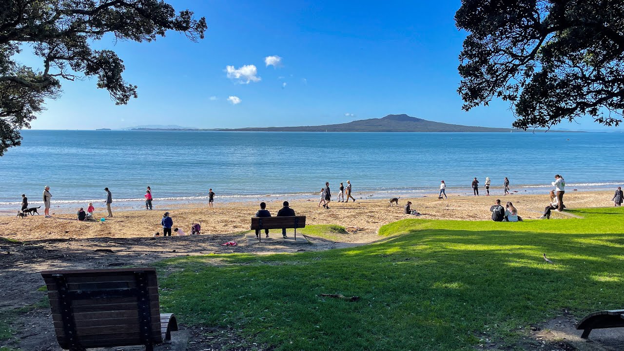 Dive into a virtual walking tour of Takapuna Beach.