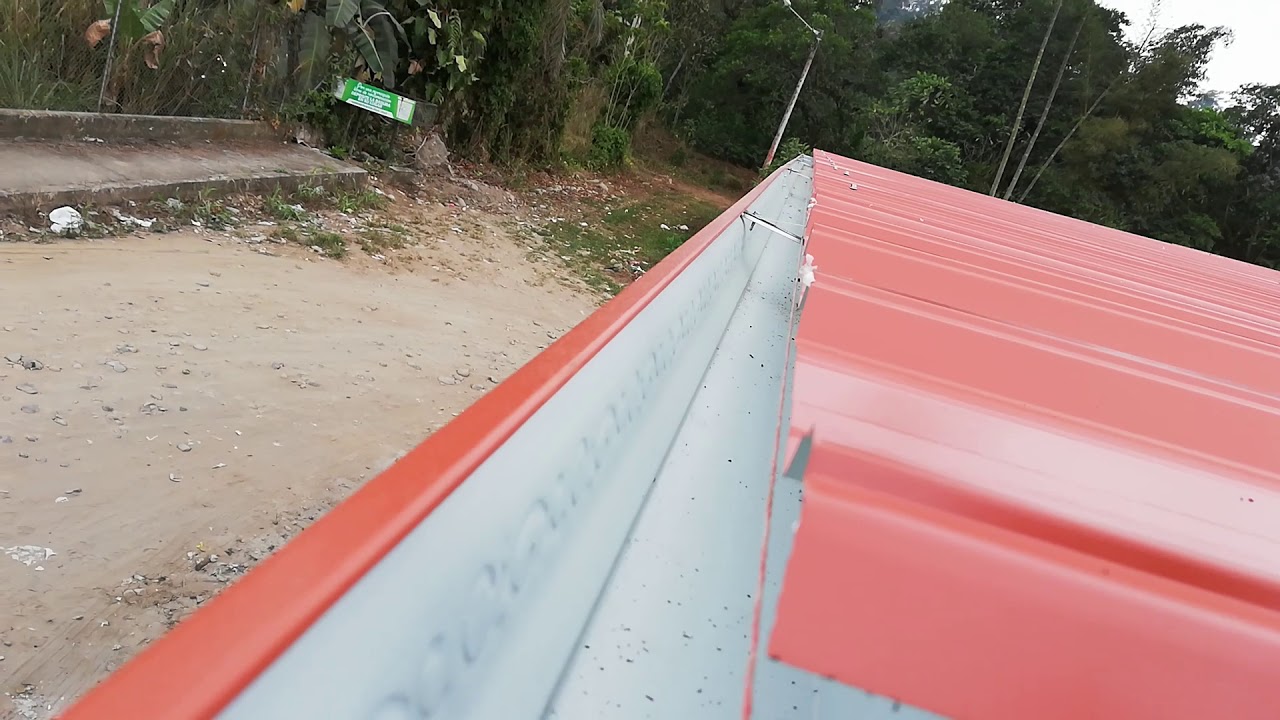 Cómo instalar un canalón de agua lluvia