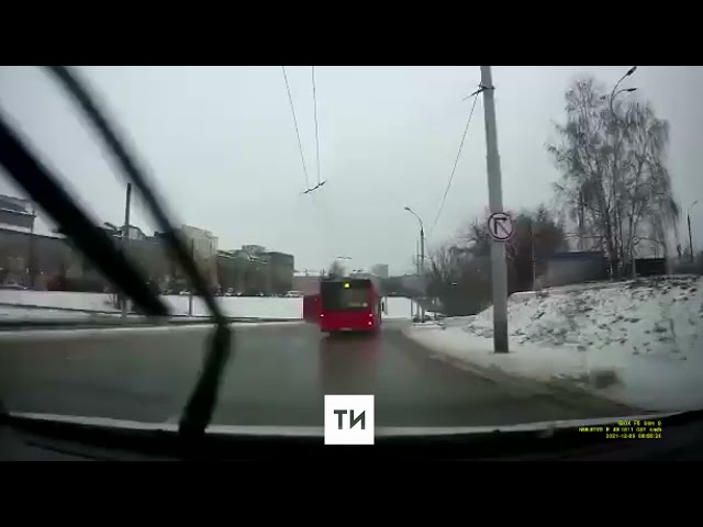 Водителя казанского автобуса, устроившего гонки на дороге и ДТП, отстранили от работы