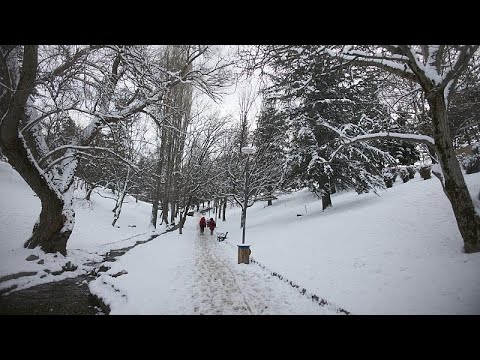 Weißer Morgen in Ankara: April-Schnee fällt auf die türkische Hauptstadt