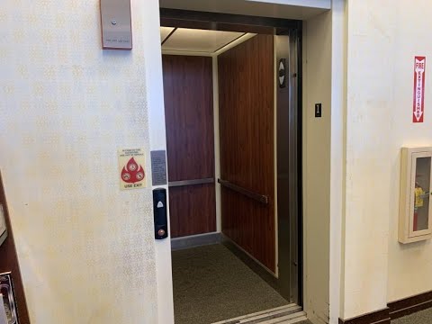 GONE: 2000 Schindler 321A Hydraulic Elevator @ Barnes & Noble - Deerfield, IL