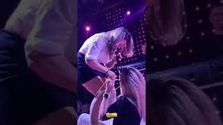 Tirando a calcinha da cantora pra beber cachaça coada na calcinha