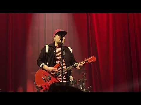 Videoclip de Honorable Mention — Fall Out Boy