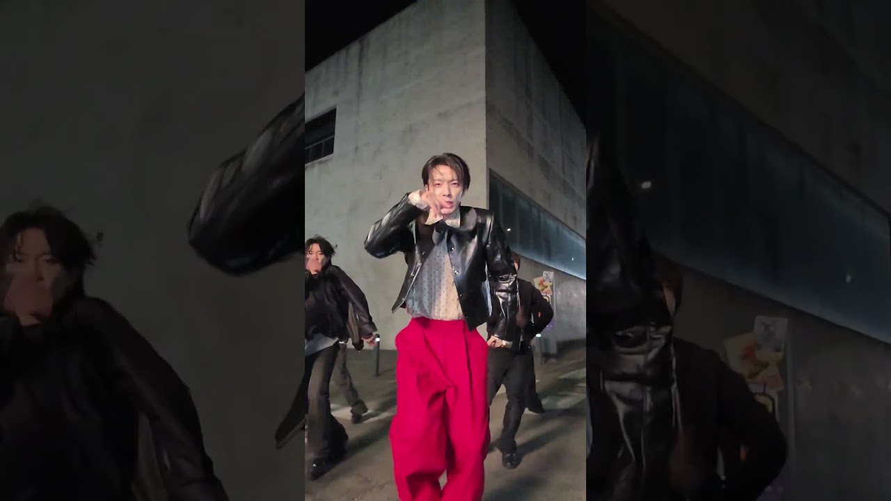 Dazzlingly, #DONGHAE is here☀️ with Dancers 02-1