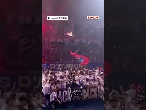 🏆🏆 Les joueurs et le staff du PSG posent avec les deux Ligues des Champions #shorts #psg